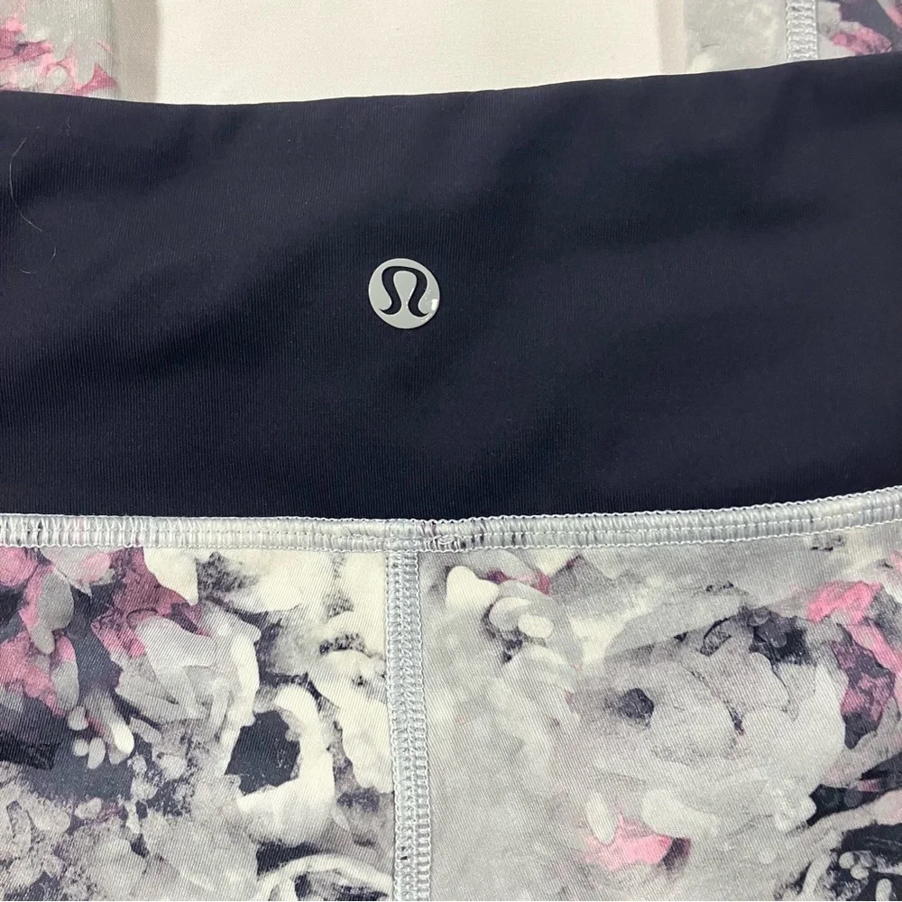 Lululemon If You're Lucky Crop Moody Mirage White Deep Navy blue silver sz 6 - Picture 9 of 11